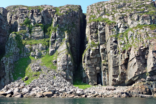 Rùm coastline. Photo: John Allan (CC BY-SA 2.0) 