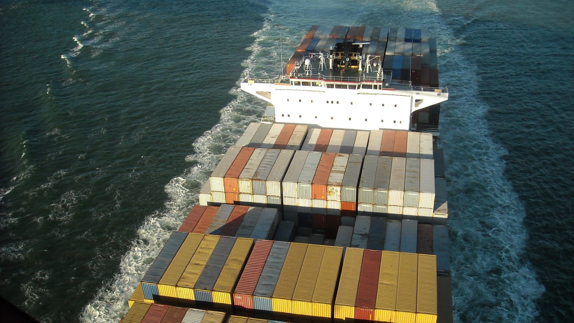 3,000 Shipping Containers Fell Into the Pacific Ocean Last Winter
