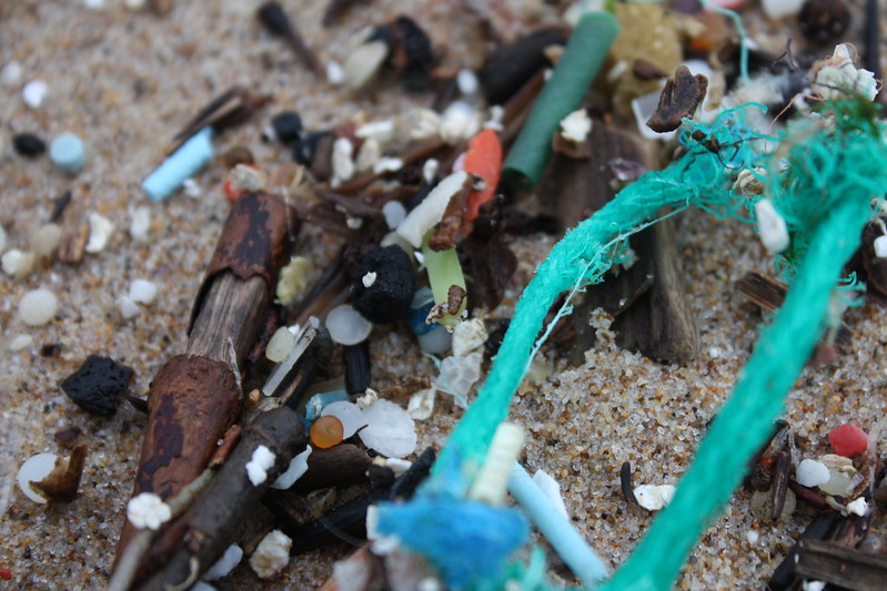 resíduos de plástico em uma praia